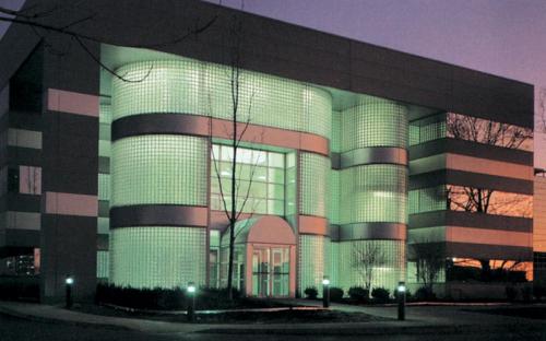 ويمكن استخدام كتلة الزجاج كفاءة في استخدام الطاقة في مبنى المكاتب